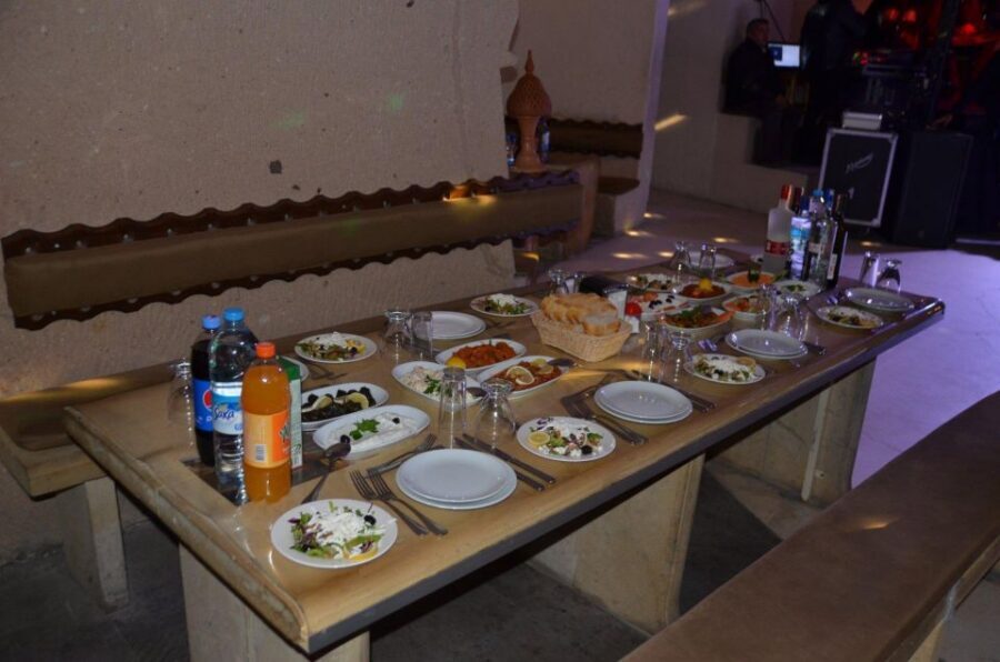Avanos: Turkish Music and Dance Show with Dinner & Drinks - Live Turkish music + belly dancer + folk routines: what the show actually delivers