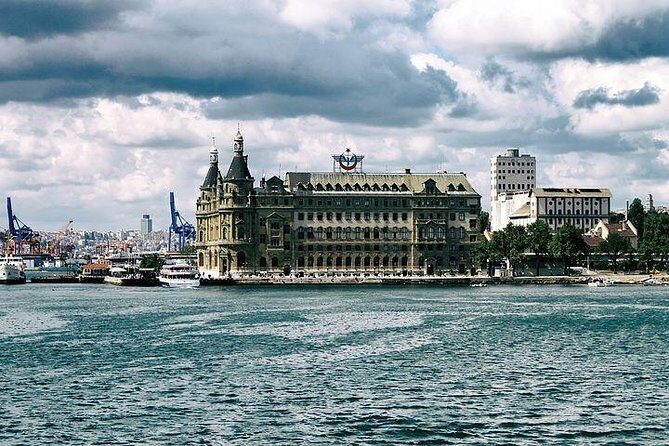 Bosphorus Cruise with unlimited alcohol - Onboard dinner that’s built for groups: menu, buffet style, and pacing