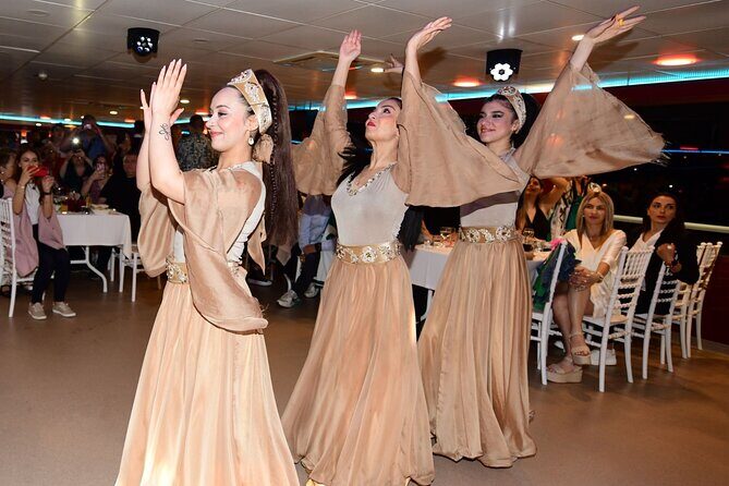 Bosphorus New Years Dinner Cruise Party in Istanbul 2026 - Fireworks from the boat: how to enjoy the moment