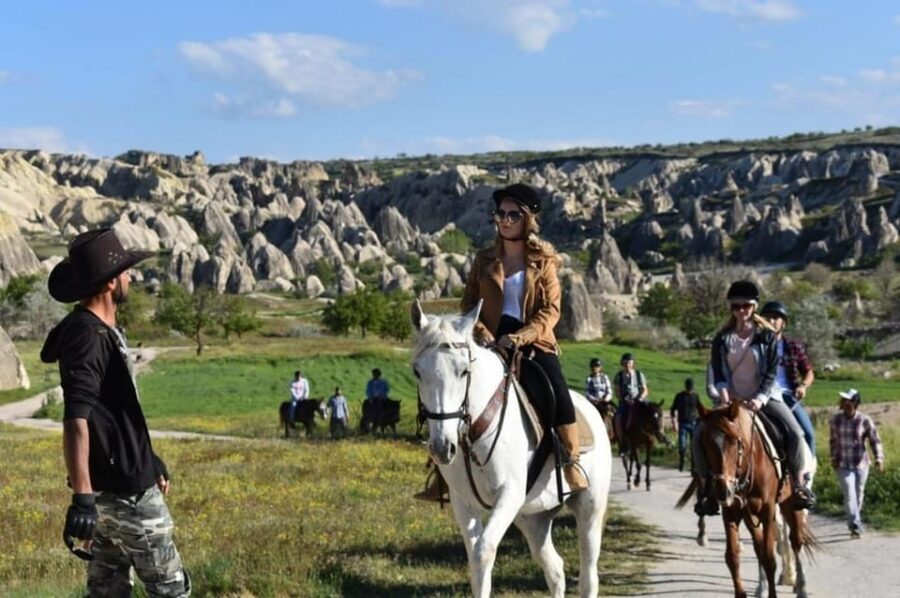 Cappadocia : Horse Riding Sunset Sunrise Daytime - Horses, reins, and comfort: small tips that make a big difference