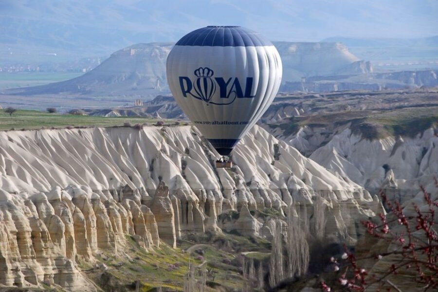 Cappadocia: Royal King Flight - After landing: champagne, drinks, and the Royal Gold Medal