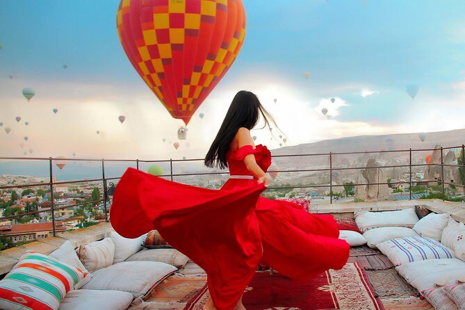 Cappadocia:Sunrise Hoot Air Ballon Over Göreme Valley - Getting into the baskets: the moment everything changes