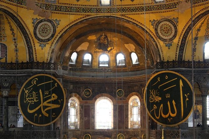 Guided Hagia Sofia, Blue mosque, Basilica Cistern skip lines tour - Tea and local rhythm at Corlulu Ali Paşa Medresesi