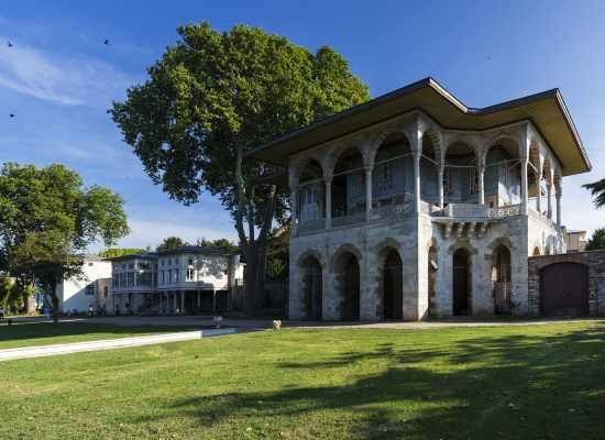 Historical Ambiance of Istanbul: Private Full-Day Tour - Topkapi Palace: the imperial treasury and the diamond moment