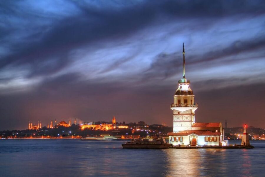 Istanbul: A short trip along the Bosphorus in the evening - Boarding realities: meeting point, timing, and comfort on the boat