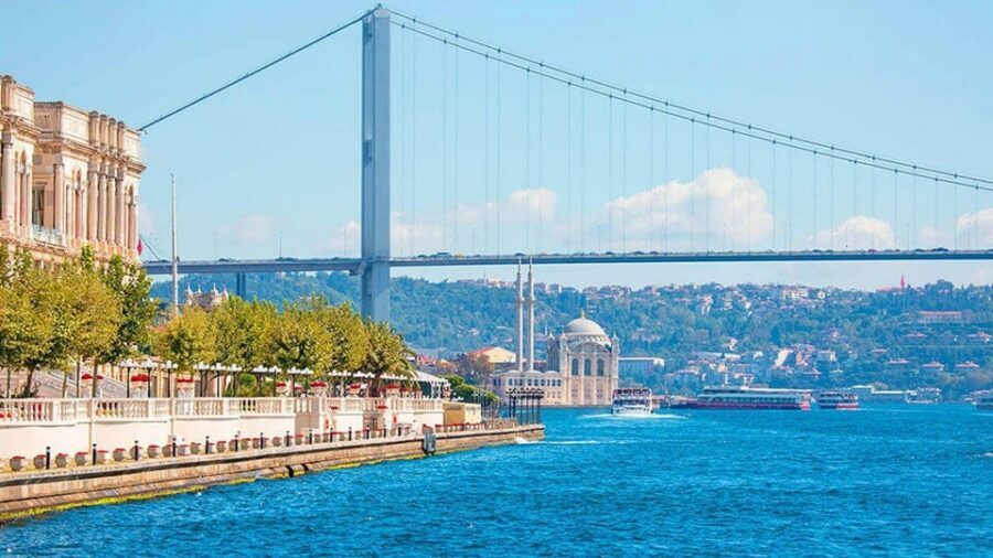 Istanbul: Blue Mosque, Hagia Sofia & Topkapi Palace Day Tour - Lunch by Sultanahmet Square: Energy That Keeps the Day Moving