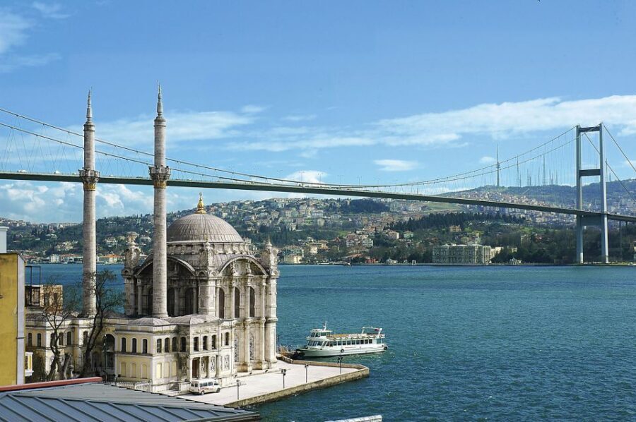 Istanbul: Bosphorus and Golden Horn Boat Tour - Bosphorus Cruise: palaces, villas, and the big bridge lines