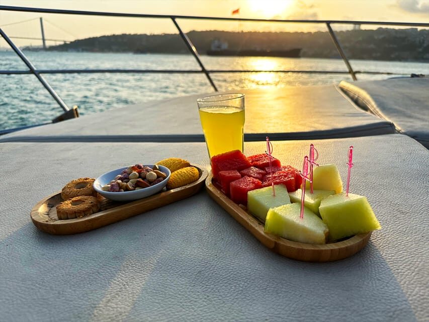 Istanbul: Bosphorus and Golden Horn Sunset Yacht Cruise - Fortress Pass-By Stretch: A Short History Lesson in Motion