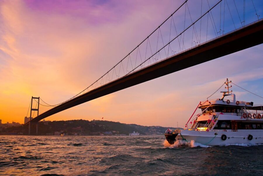 Istanbul: Bosphorus Boat Tour and Two Continents with Lunch - Golden Horn drive and Istanbul City Walls