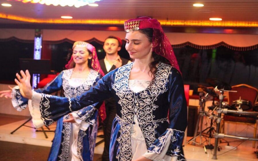Istanbul: Bosphorus Dinner Cruise with Entertainment - The Dinner and Drinks Setup: What You Actually Eat in 2.5 Hours