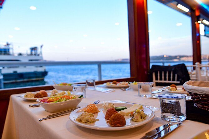İstanbul Bosphorus Dinner Cruise with Traditional Turkish Show - Group Size and Seating: How Crowds Affect Your Evening
