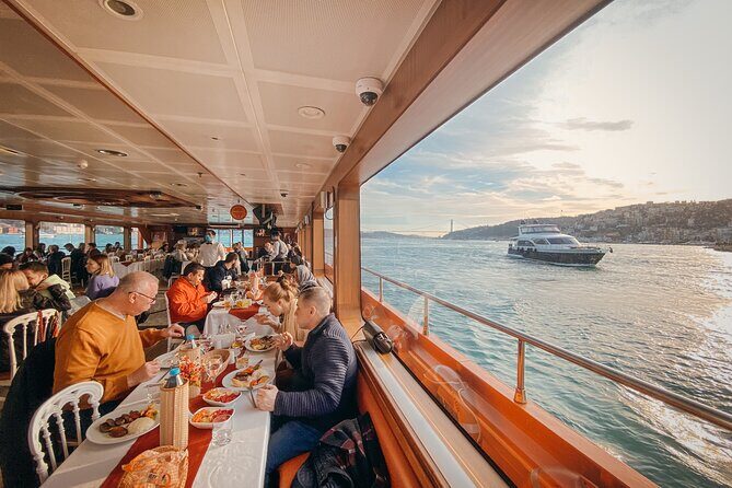 Istanbul: Bosphorus Dinner Cruise with Turkish Night Show - Why a Bosphorus Night Cruise Works So Well