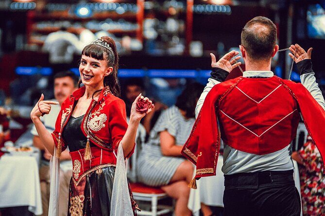 Istanbul: Bosphorus Dinner Cruise with Turkish Night Show - Dinner on the Water: What You’ll Actually Eat