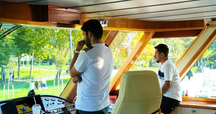 Istanbul: Bosphorus & Golden Horn Cruise Daytime or Sunset - On-board reality: decks, audio guide languages, and sound levels
