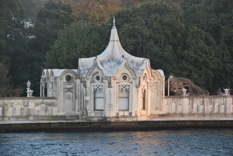 Istanbul: Bosphorus Lunch Cruise with Guide - Rumeli Hisarı: Ottoman fortification you can read from the water