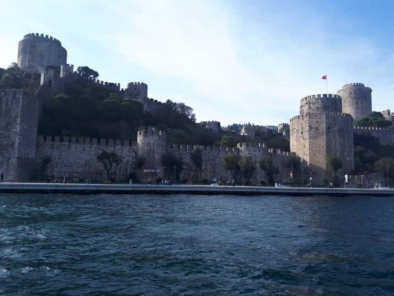 Istanbul: Bosphorus Lunch Cruise with Guide - Maiden’s Tower (Kız Kulesi): a tiny island landmark with big mythology