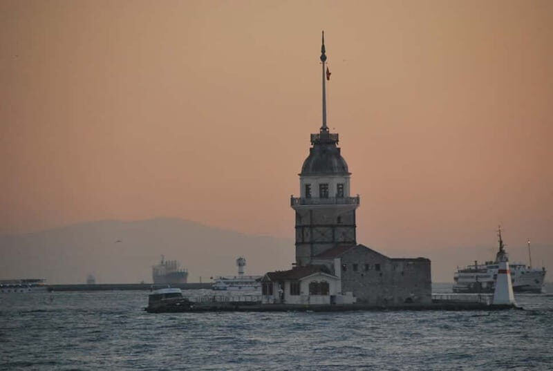 Istanbul: Bosphorus Lunch Cruise with Guide - Your 2-hour Bosphorus lunch cruise route (and what that time buys)