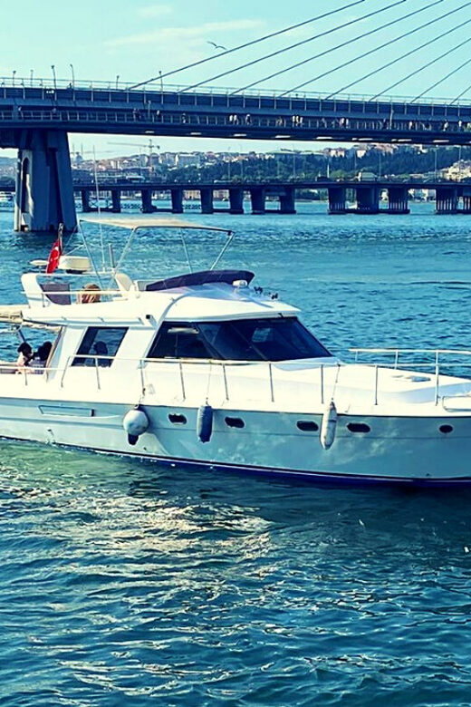 İstanbul: Bosphorus Private Yacht Cruise with Tea and Coffee - Finding the boat near Galata and the Golden Horn