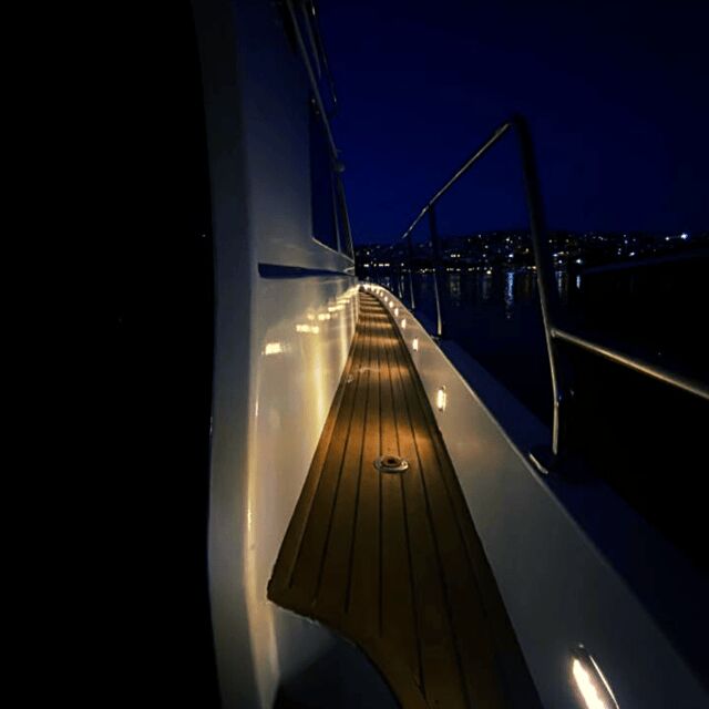 İstanbul: Bosphorus Private Yacht Cruise with Tea and Coffee - Crew and service quality: what to expect, and what to confirm