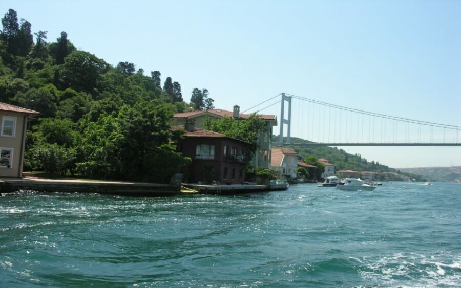 Istanbul: Bosphorus Sightseeing Boat Tour with Guide - What You’ll See on the Bosphorus: Dolmabahçe, Beylerbeyi, Çırağan, and Rumeli Fortress
