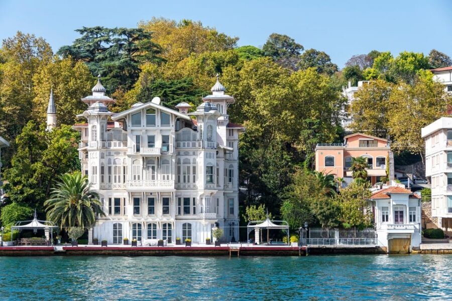 Istanbul: Bosphorus Strait Sightseeing Cruise & Audio Guide - Anadolu Hisarı, Küçüksu Kasrı, and Beylerbeyi Palace: closing with palace frontage