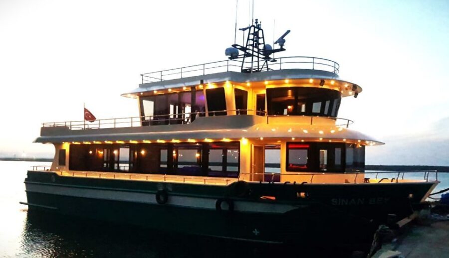 Istanbul: Bosphorus Sunset Cruise with Dinner - Maiden’s Tower: the champagne toast and the best sunset mood