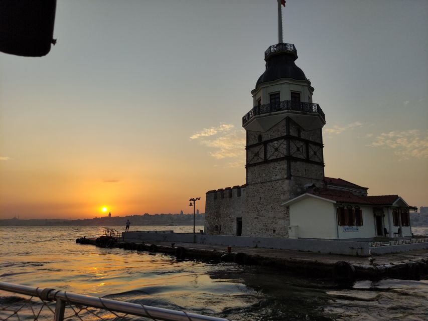Istanbul: Bosphorus Sunset Cruise with Snacks and Wine - Live commentary that actually helps you see more