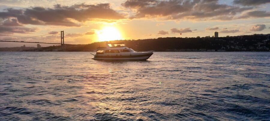 Istanbul: Bosphorus Sunset Cruise with Snacks and Wine - Küçüksu Palace and Maiden’s Tower: the final stretch payoff