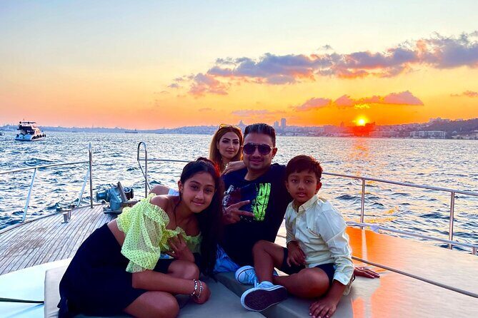 Istanbul Bosphorus Sunset Yacht Cruise With Live Guide And Snacks - Rumeli Hisarı and the second crossing: fortress strategy meets sunset light