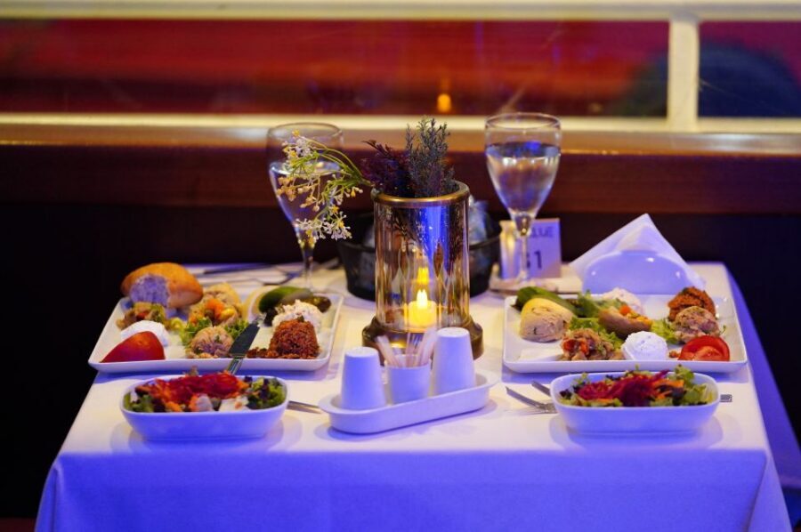 Istanbul: Dinner Cruise and Entertainment with Private Table - Beylerbeyi Palace and Maiden’s Tower: ending with classic Istanbul icons