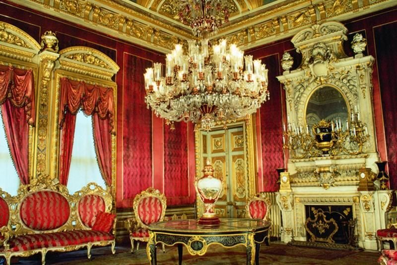 Istanbul: Dolmabahce Palace and Grand Bazaar Tour - Transfers and pacing from hotel to palace to bazaar