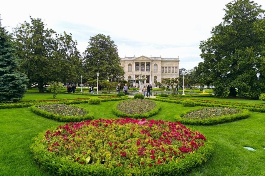 Istanbul: Dolmabahce Palace and Harem Skip-the-Line Ticket - The Bohemian crystal chandelier moment (and why you should pause)