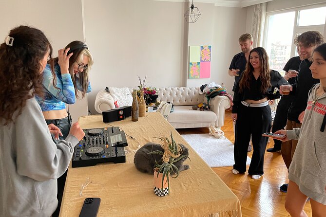 Istanbul Electronic Music and Culture Workshop From Local DJ - The DJing session: how you learn the mixer and then actually play
