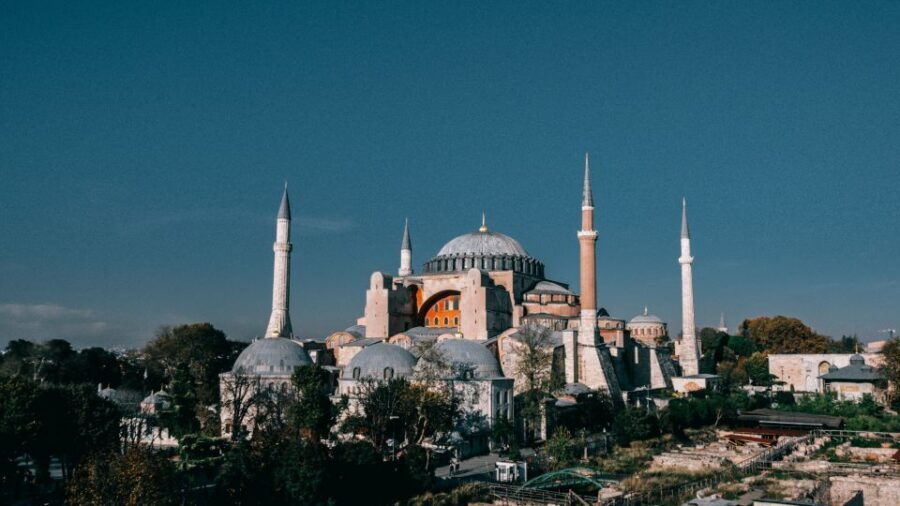 Istanbul: Hagia Sophia, Blue Mosque, Cistern & Bazaar Tour - Where you meet: Pudding Shop Lale Restaurant