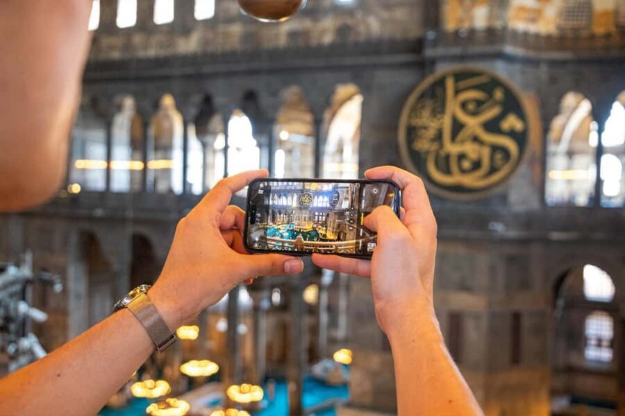 Istanbul: Hagia Sophia Tour with Skip-the-Line Entry Ticket - Your 1-hour guided orientation: what the guide focuses on