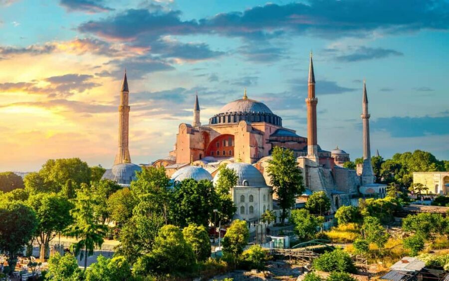 Istanbul: Old City And Bosphorus Bus Tour with Lunch - Sultanahmet Square and Sultan Ahmed Mosque: The Blue Mosque Moment