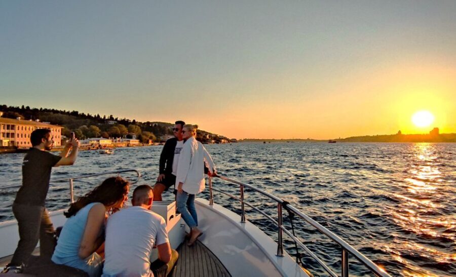 Istanbul: Old City Tour and Luxury Sunset Bosphorus Cruise - Sultanahmet Square and the hippodrome clues you’ll actually notice