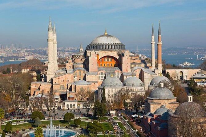 Istanbul Old City Tour Blue Mosque, Hagia Sophia,Topkapi Museum and Grand Bazzar - A Small-Group “Old City Greatest Hits” Route That Actually Works