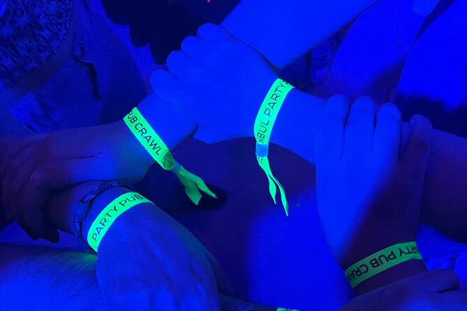 Istanbul Party Pub Crawl with Party Bus in Sultanahmet and Taksim - Drinks, VIP access, and the “free shots” reality check