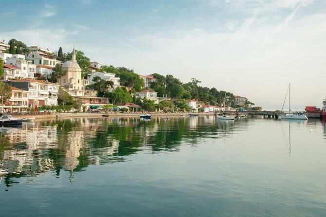 Istanbul Princes Island Tour with Lunch & Hotel Transfer - Crowds, music, and the shopping-stop surprise