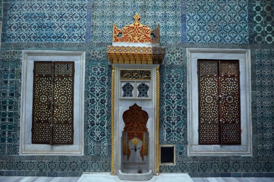 Istanbul: Private Full-Day Old City Highlights Tour - Hippodrome Square and Sultanahmet break: a smart breather with real context