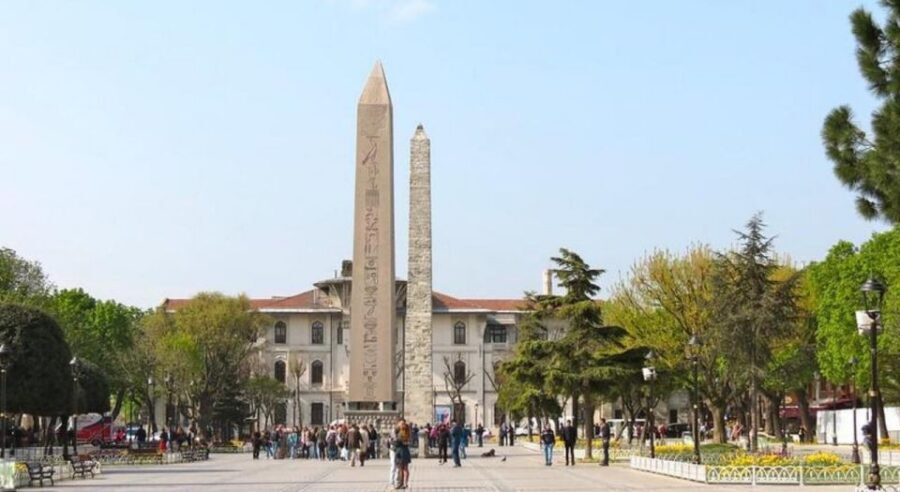 Istanbul: Private Guided Walking Tour - German Fountain and the photo-stop moment