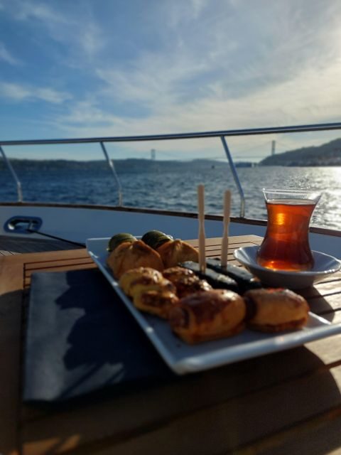 İstanbul: Sunset Cruise with Refreshments - Food, tea, and mocktails: what’s included onboard