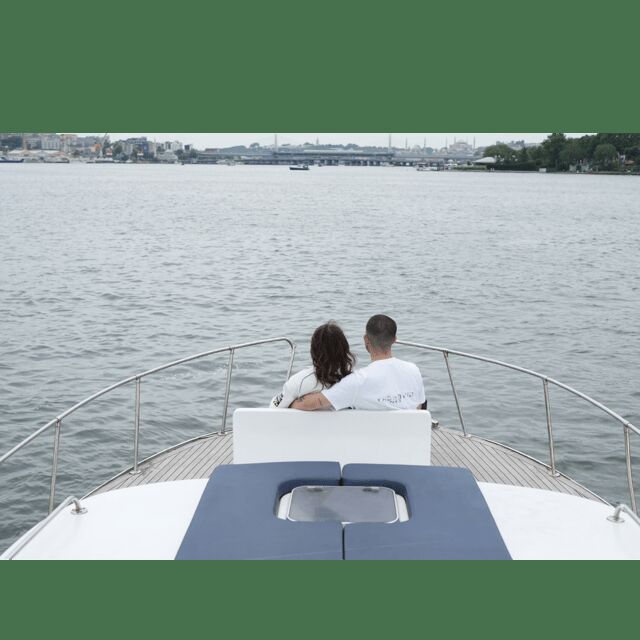 İstanbul:Private Luxury Yacht on Bosphorus 14 Meter(46 feet) - Captain and Tour Support: Helpful on the Water, Not Overbearing