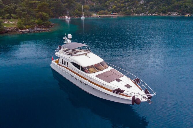 Private Luxury Yacht Cruise on Bosphorus - Crew, English support, and how you get the stories