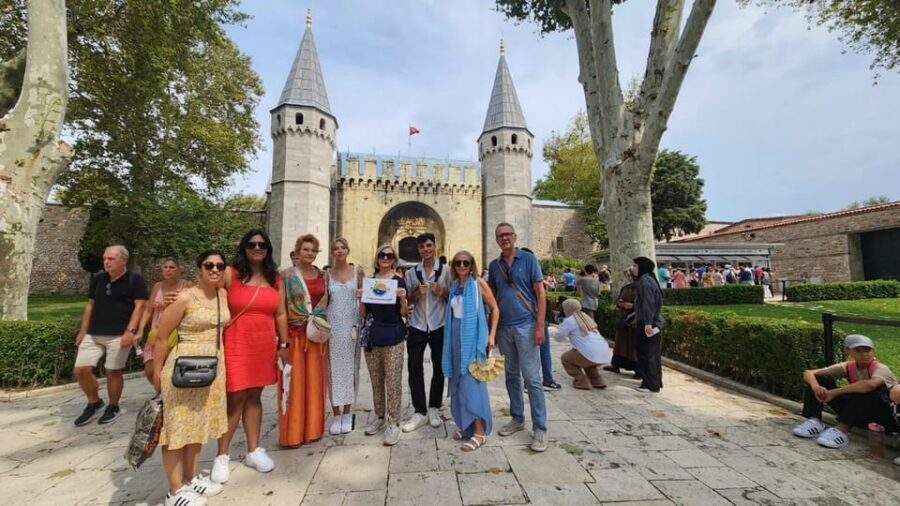 Private Topkapi Palace and Harem Tour with Skip Line Entry - First Courtyard to Second Courtyard: where the empire actually ran