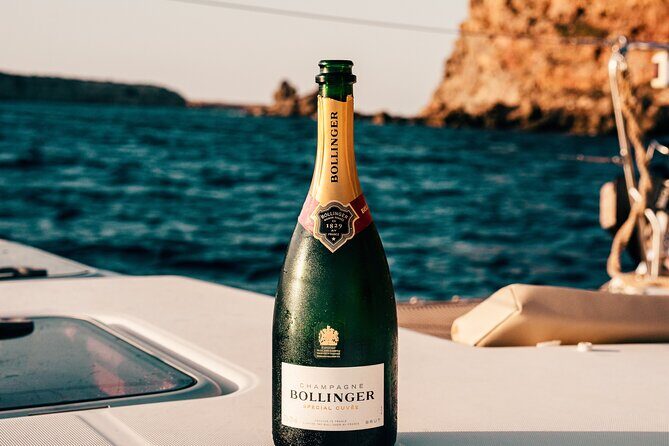 Private Yacht Voyage : Music, Wine & Snacks for Groups - On board: music, snacks, and the comfort details that add up