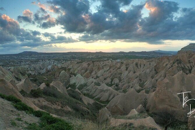 Red & Rose Valley Sunset Hiking Tour with a Trekking Dog "Oscar" - Guide quality: what to look for in English and pacing