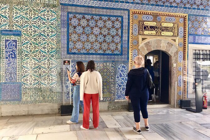 Topkapi Palace with Harem and Blue Mosque Guided Tour - The short stops: Sogukcesme, Sultanahmet Square, and the Justinian monument
